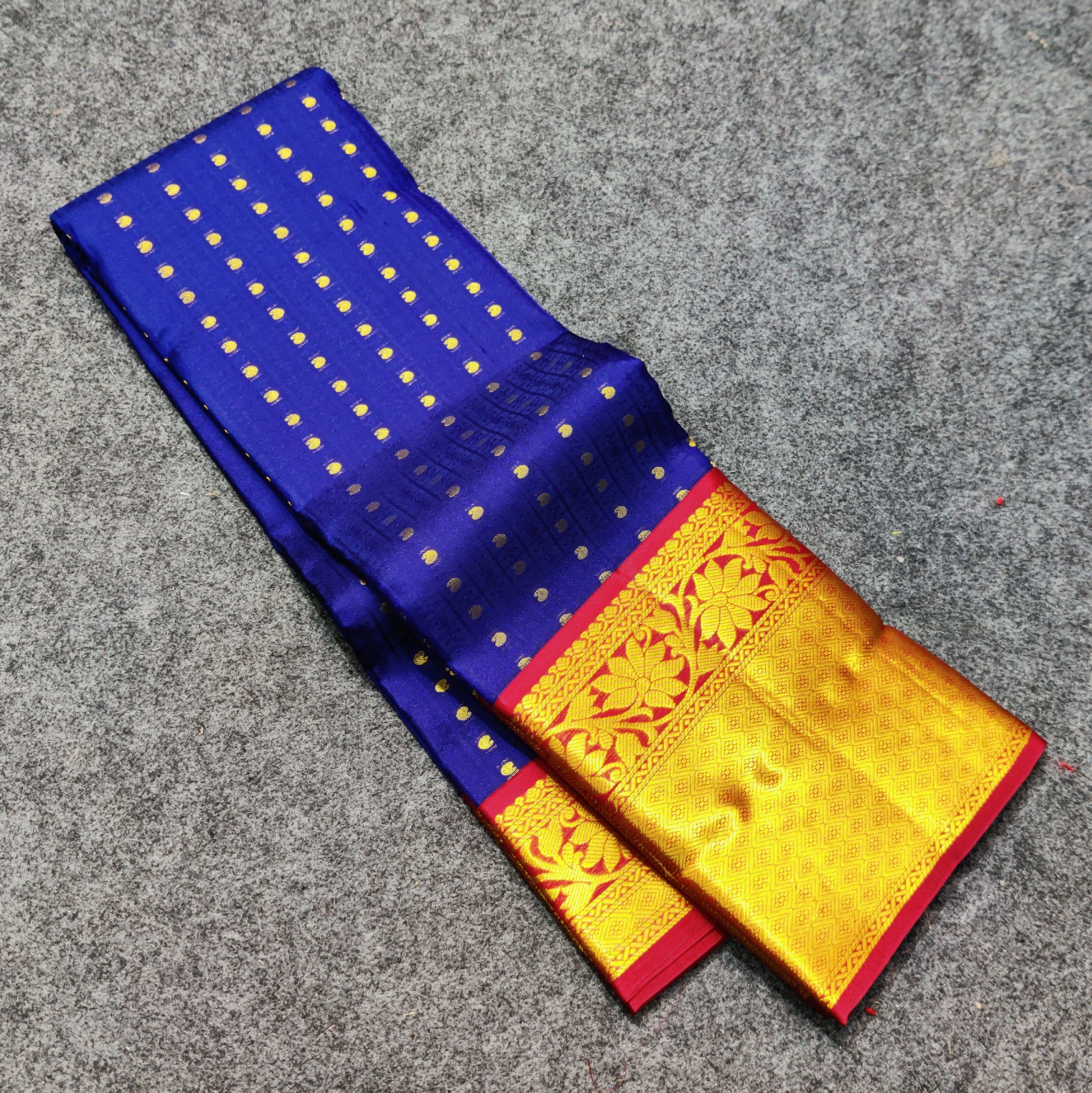 Kanchi Vegan Soft silk Saree with contrast Blouse and rich Jari Pallu